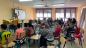 Alumnos y profesores del colegio Nuestra Señora de Belén de Noalejo cantan ‘Mi gran noche’ de Raphael. / Ana Isabel Bravo / Diario JAÉN. 