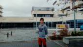 FUTURO DIVULGADOR. Nicolás Atanes, jiennense de 15 años, posa frente al Instituto de Ciencias Matemáticas (Icmat), en Madrid.