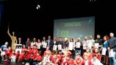 GALARDONADOS. Foto de familia de todos los premiados con las autoridades locales tras la gala celebrada en Torredelcampo.