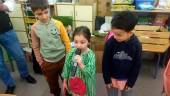 Alumnos del colegio de Educación Infantil Alfonso Sancho de Jaén cantan ‘Nochentera’. / F. Gaitán / Diario JAÉN. 