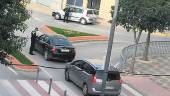 SEGURIDAD. Agentes de la Policía Local realizan un control a los vehículos que circulan por la rotonda de la Cruz del Lloro.