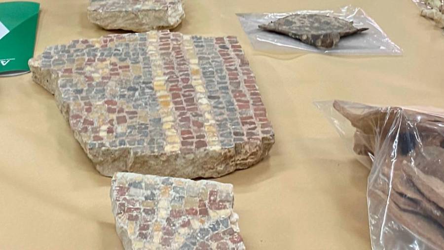 <i>Piezas de un mosaico y de cerámicas. / Iván Fuentes / Diario JAÉN.</i> <i>Piezas de un mosaico y de cerámicas. / Iván Fuentes / Diario JAÉN.</i>