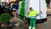 EMPRESA. Uno de los operarios realiza una limpieza en las calles de Linares.