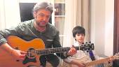 MÚSICA. Un instante del vídeo en el que se observa a Jorge Alcaide, junto a su hijo Samuel, tocando la guitarra.