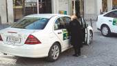 TRANSPORTE. Una señora se monta en un taxi en Jaén, uno de los más baratos de España.