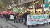 MARCHA. Miembros de la Fampa “Los Olivos” encabezan la protesta, que partió desde la Subdelegación del Gobierno hasta la Delegación de Educación.