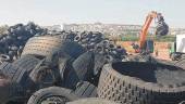 “LIMPIEZA”. Estado en el que se encontraba el almacén de neumáticos a finales de julio, cuando aún restaban más de 4.000 toneladas por retirar.