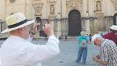 RECUERDO. Un grupo de turistas saca fotografías a la Catedral, en la Plaza de Santa María.