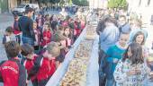 PROMOCIÓN. Cientos de personas de todas las edades disfrutan de la tostada gigante para celebrar el Día Internacional del Pan.
