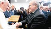 SOLIDARIDAD. El Papa Francisco recibe, de manos del presidente de la Fundación Lumière, Antonio Mayoralas, su certificado de apadrinamiento del olivo.