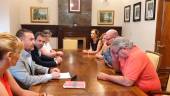 ENCUENTRO. Reunión del alcalde, Julio Millán, con representantes de los grupos políticos.