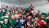 Jugadores y técnicos del Atlético Mancha Real celebran la victoria en el vestuario.