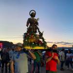 Cientos de fieles y devotos acompañaron a San Isidro Labrador durante su recorrido entre Carboneros y El Acebuchar.