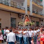 Los fieles acompañan en la procesión de la Virgen de la Cabeza de Arjona. / Juan Rafael Hinojosa / Diario JAÉN. 