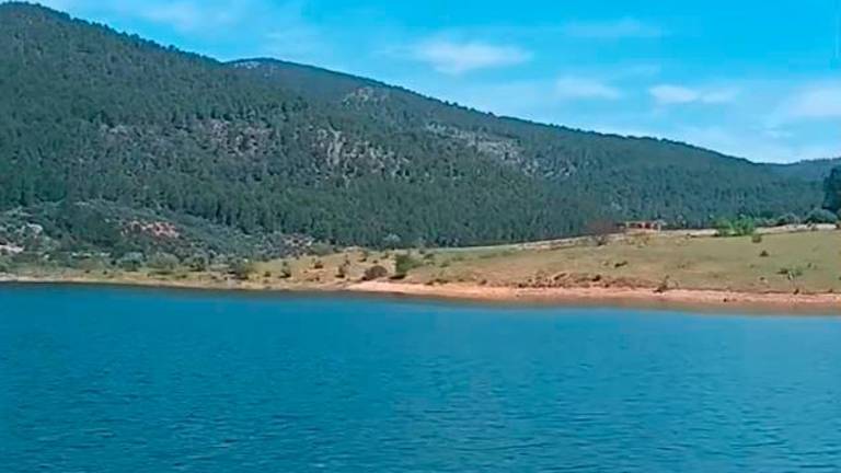 El esplendor del pantano de Siles, a sus pies El esplendor del pantano de Siles, a sus pies