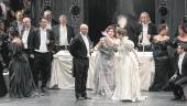 REPRESENTACIÓN. Momento de la obra La Traviata, en su interpretación por parte de la compañía Ópera 2001, en el Infanta Leonor.