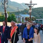 Costaleros infantiles portan la cruz de mayo a su paso por Bernabé Soriano, en Jaén. / Paco Delgado / Diario JAÉN.