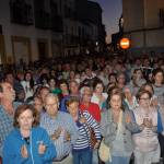 Vecinos de Sabiote aplauden al final del minuto de silencio por Carmen Pérez. / F. Gaitán / Diario JAÉN. 