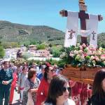 Procesión en honor a la Santa Cruz y a San Isidro en Trujillos, con una amplia participación de vecinos y visitantes. / Álex Gómez / Diario JAÉN. 