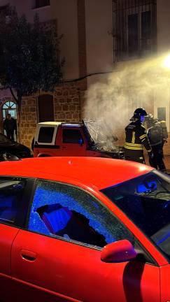Investigan una explosión en un coche en Linares Investigan una explosión en un coche en Linares