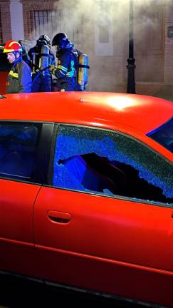 Investigan una explosión en un coche en Linares Investigan una explosión en un coche en Linares