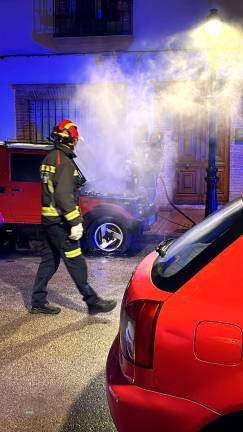 Investigan una explosión en un coche en Linares Investigan una explosión en un coche en Linares