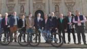 PRESENTACIÓN. Los representantes políticos de los entes implicados en la organización de la Andalucía Bike Race posan junto a la mascota de la prueba, frente a la Catedral de Jaén.