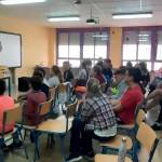 Alumnos y profesores del colegio Nuestra Señora de Belén de Noalejo cantan ‘Mi gran noche’ de Raphael. / Ana Isabel Bravo / Diario JAÉN. 