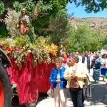 Los vecinos de Huelma acompañan a San Isidro en procesión. / Vídeo Ángel del Moral. 