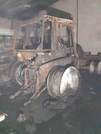 Un incendio calcina vehículos y maquinaria en una nave en Porcuna Un incendio calcina vehículos y maquinaria en una nave en Porcuna