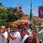 Los fieles acompañan a San Isidro en su salida procesional por El Cortijuelo. / Paco Delgado / Diario JAÉN. 