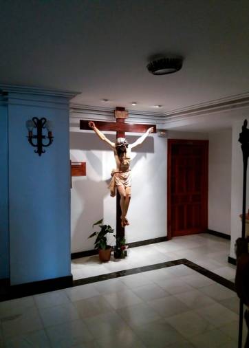 <i>El crucificado, apoyada la cruz en el suelo, preside la entrada de la puerta a la capilla del Santísimo. </i> <i>El crucificado, apoyada la cruz en el suelo, preside la entrada de la puerta a la capilla del Santísimo. </i>