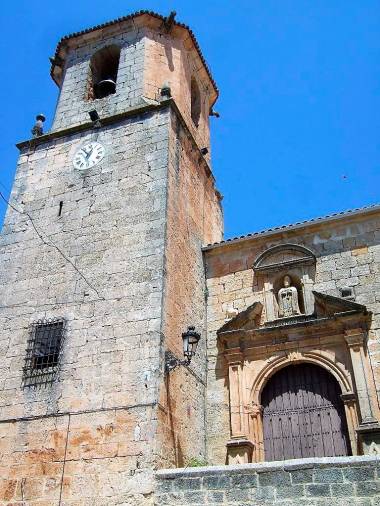 <i>Fachada sur del templo y puerta principal de acceso. </i>