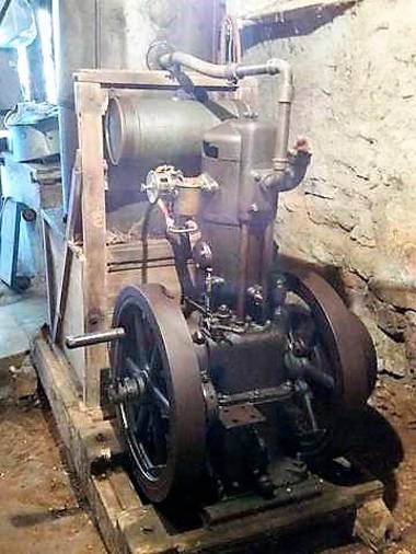 <i>Motor de un solo pistón con dos volantes de inercia alimentado por gas pobre de un gasógeno.</i> <i>Motor de un solo pistón con dos volantes de inercia alimentado por gas pobre de un gasógeno.</i>