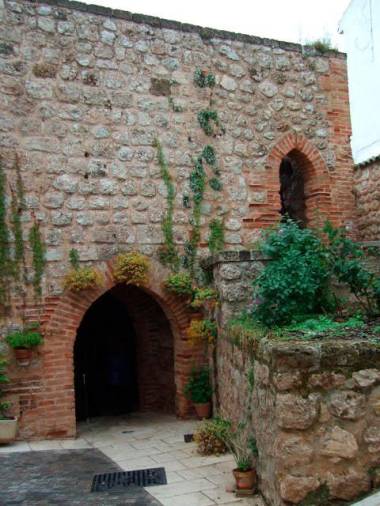 <i>Puerta de la Villa, acodada en su interior, de mampostería regular y ladrillo en sus bóvedas.</i>
