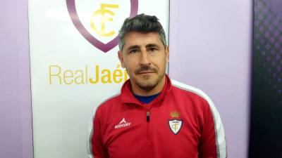 El entrenador del Real Jaén, Roberto Peragón, esta mañana en La Victoria. / F. Gaitán / Diario JAÉN.