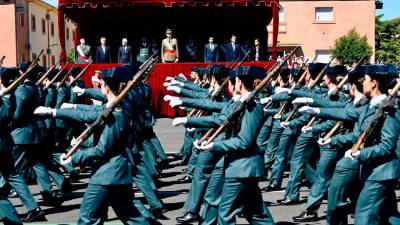 Integrantes de las 129 promoción jurando bandera ante el rey Felipe VI en la Academia de Baeza el pasado 12 de abril. / Juande Ortiz. 