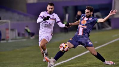 Adri Paz trata de superar a Virgilio en el partido Real Jaén-Torredonjimeno, que acabó 4-1 para el conjunto jiennense. / Juande Ortiz.