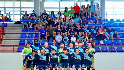 Los jugadores del Avanza Futsal, con aficionados del club jiennense y su presidente, Javier de la Casa, en el pabellón Valdeolleros de Córdoba. / Avanza Futsal.