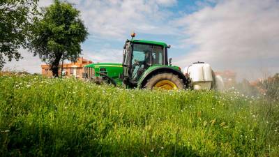 Un agricultor montado en su tractor desinfecta las inmediaciones de Aranjuez. / Ricardo Rubio / Europa Press.