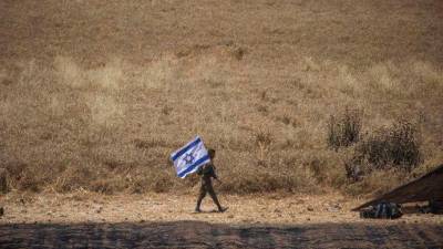 Un soldado de las Fuerzas de Defensa de Israel camina con una bandera israelí. / Ilia Yefimovich / Dpa / Archivo Europa Press. 