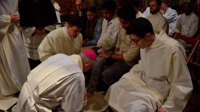 El obispo de Jaén realiza el lavatorio de pies de uno de los presentes. / Diócesis de Jaén.