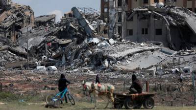 Personas buscan entre los escombros de edificios destruidos en el complejo residencial de Asra, al noroeste de Nuseirat en la Franja de Gaza. / Omar Ashtawy / Zuma Press / ContactoPhoto via Europa Press. 