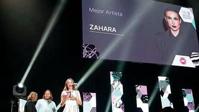 Zahara recoge el galardón en los Premios de la Música Independiente.