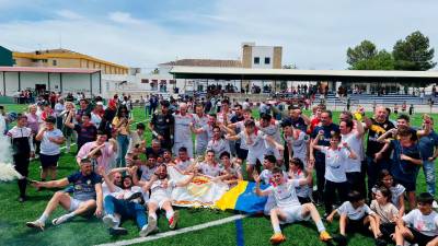 Los jugadores del Martos CD celebran el ascenso junto a sus aficionados en Porcuna.