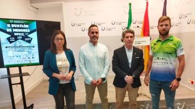 África Colomo, Juan Manuel Lara, José María Álvarez y Kiko Carmona, en la presentación del segundo Duatlón de Menores de Jaén. / F. Gaitán / Diario JAÉN. 