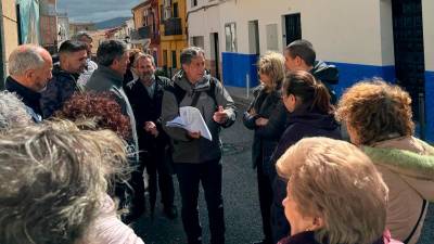 Los ediles Antonio Losa y Maribel López se reúnen con representantes de la Asociación Vecinal Entre Cantones. / Ayuntamiento de Jaén. 