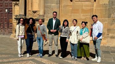 El diputado de Promoción y Turismo, Francisco Javier Lozano, junto al grupo de periodistas e ‘influencers’ chinos. / Diputación de Jaén. 