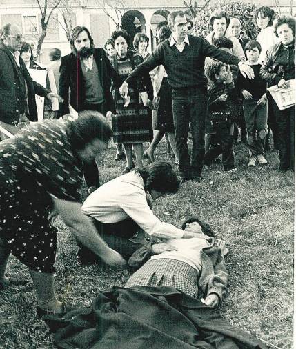 <i>El 10 de marzo de 1983, una mujer es atendida tras sufrir un desvanecimiento en una concentración de afectados en Madrid. </i>