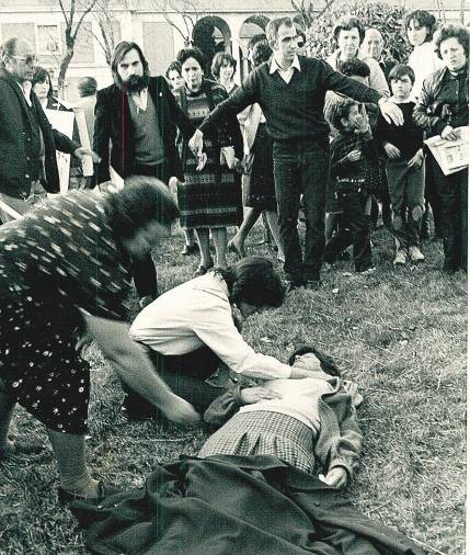 <i>El 10 de marzo de 1983, una mujer es atendida tras sufrir un desvanecimiento en una concentración de afectados en Madrid. </i> <i>El 10 de marzo de 1983, una mujer es atendida tras sufrir un desvanecimiento en una concentración de afectados en Madrid. </i>